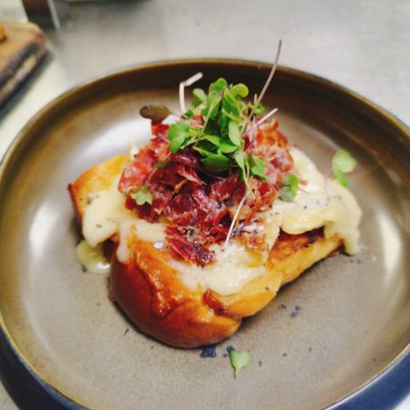 Brioix al forn amb formatge brie trufat gratinat